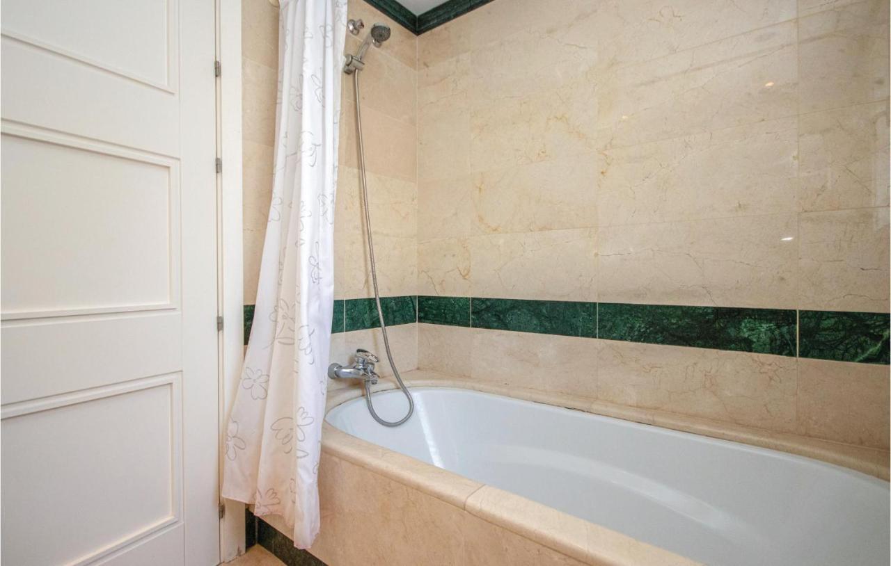 Beautiful In Marbella-cabopino With 2 Bedrooms, Wifi And Outdoor Swimming Pool Apartemen Marbella